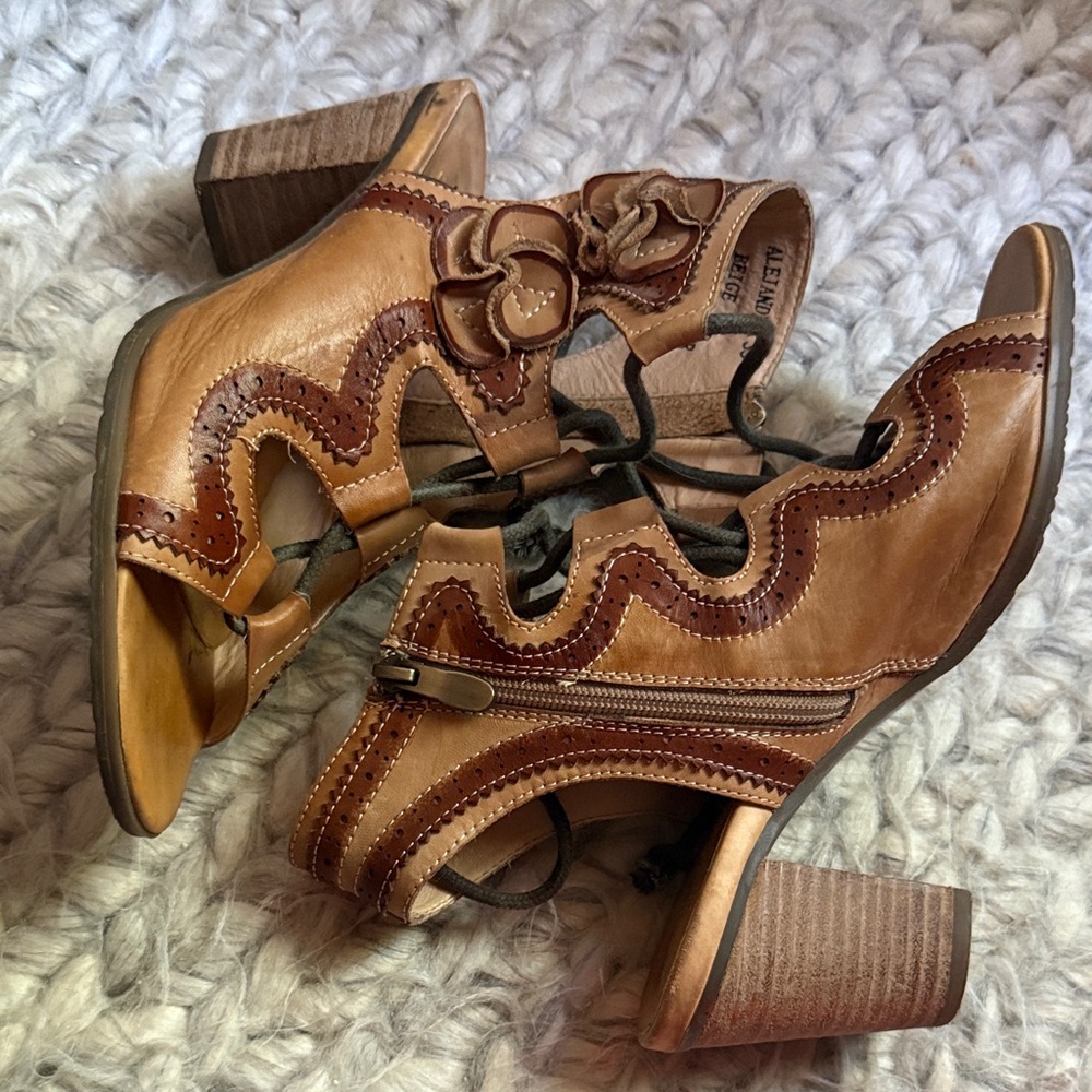 L’Artiste lace up sandals